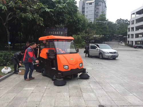 物业办公区再次选择御卫仕扫地车